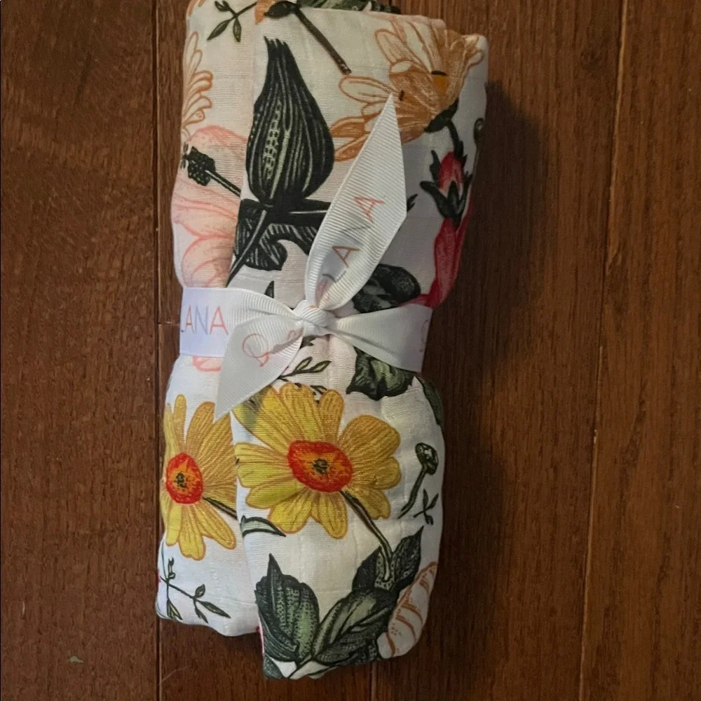Dolly Lana NWT baby Floral Muslin Swaddle Blanket in White, Yellow, Red, Green